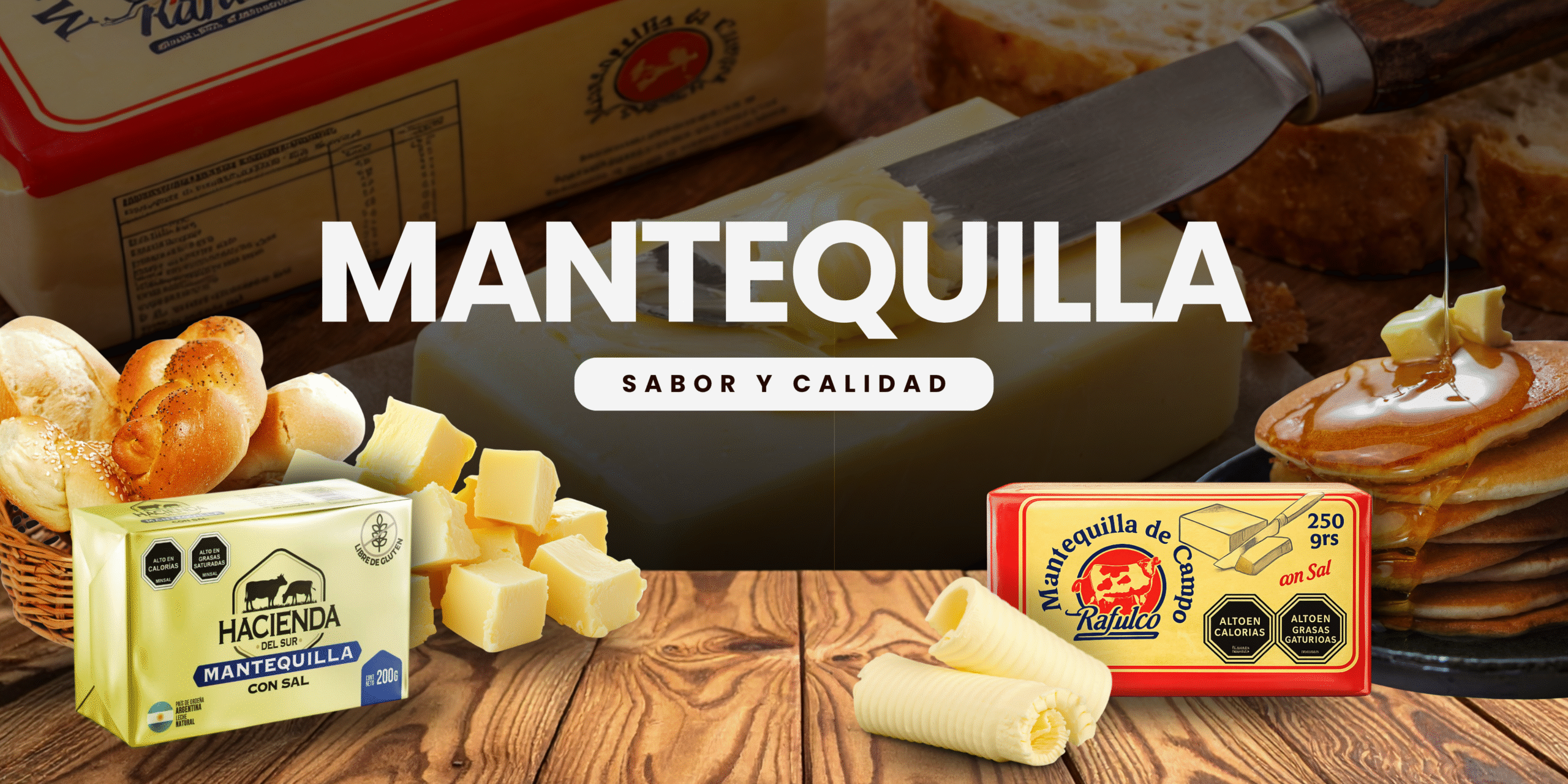 Mantequillas Hacienda del Sur y Rafulco sobre mesa de madera con panes, cubos de mantequilla y pancakes con miel.